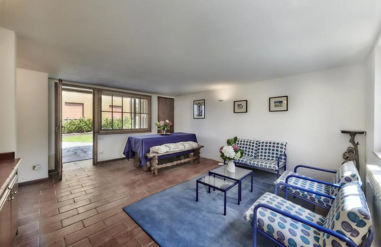 Rosa Vila Lierna Villa